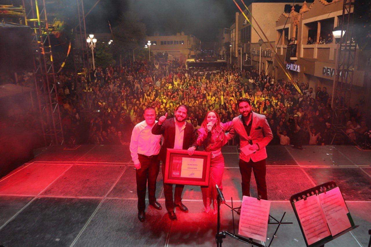SEDUCE CAROLINA ROSS A ASISTENTES AL FESTIVAL DE FRESNILLO