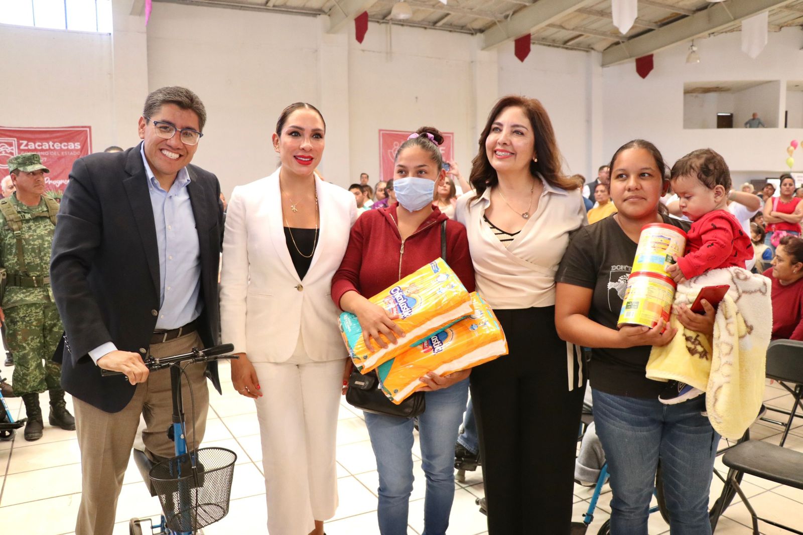 FAMILIAS DE FRESNILLO RECIBEN APOYOS DIF