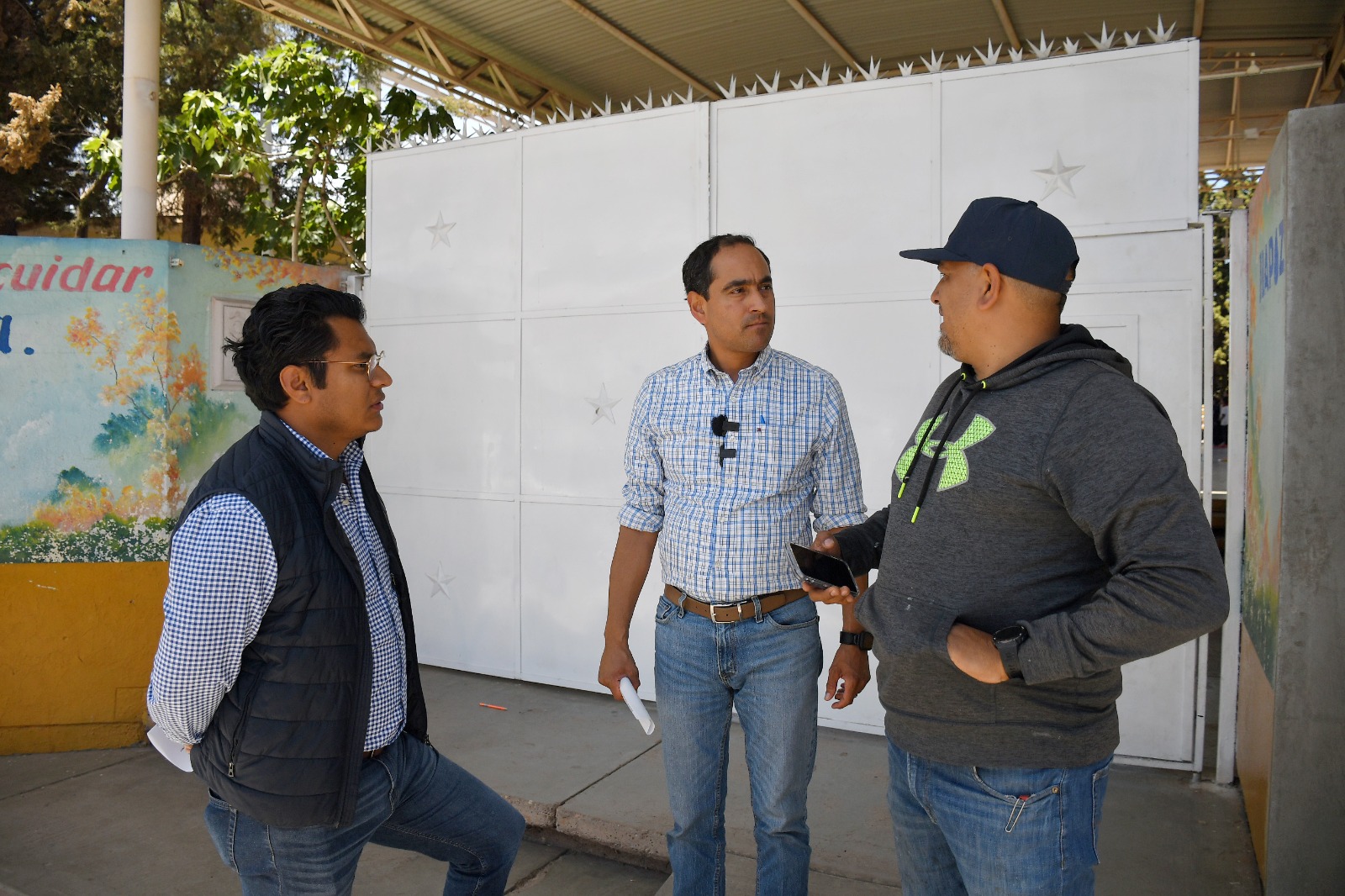 Supervisa José Saldívar construcción de guarniciones y banquetas frente a escuela primaria