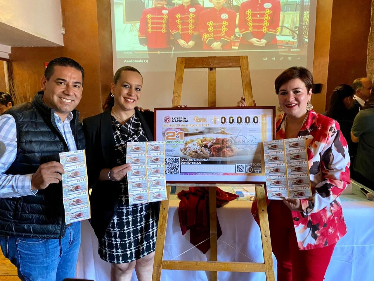 PRESENTAN BOLETO DE LA LOTERÍA NACIONAL DEL ASADO DE BODA ZACATECANO