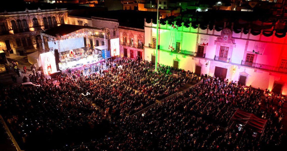 LLENO TOTAL EN PLAZA DE ARMAS POR FESTEJO DEL DÍA DE LA MADRE A CARGO DE ALICIA VILLARREAL