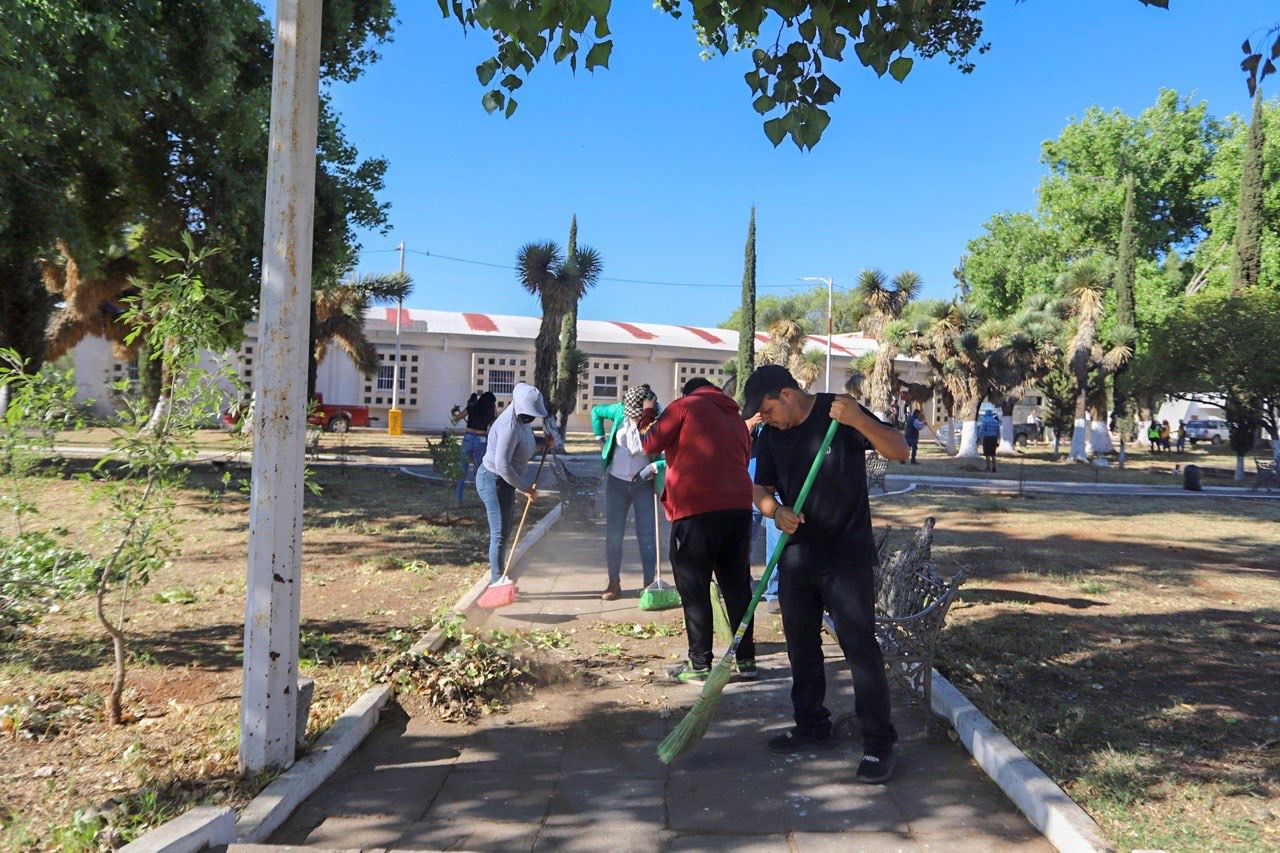 INTERVIENEN FUNCIONARIOS LA LAGUNILLA CON BRIGADA DE LIMPIEZA