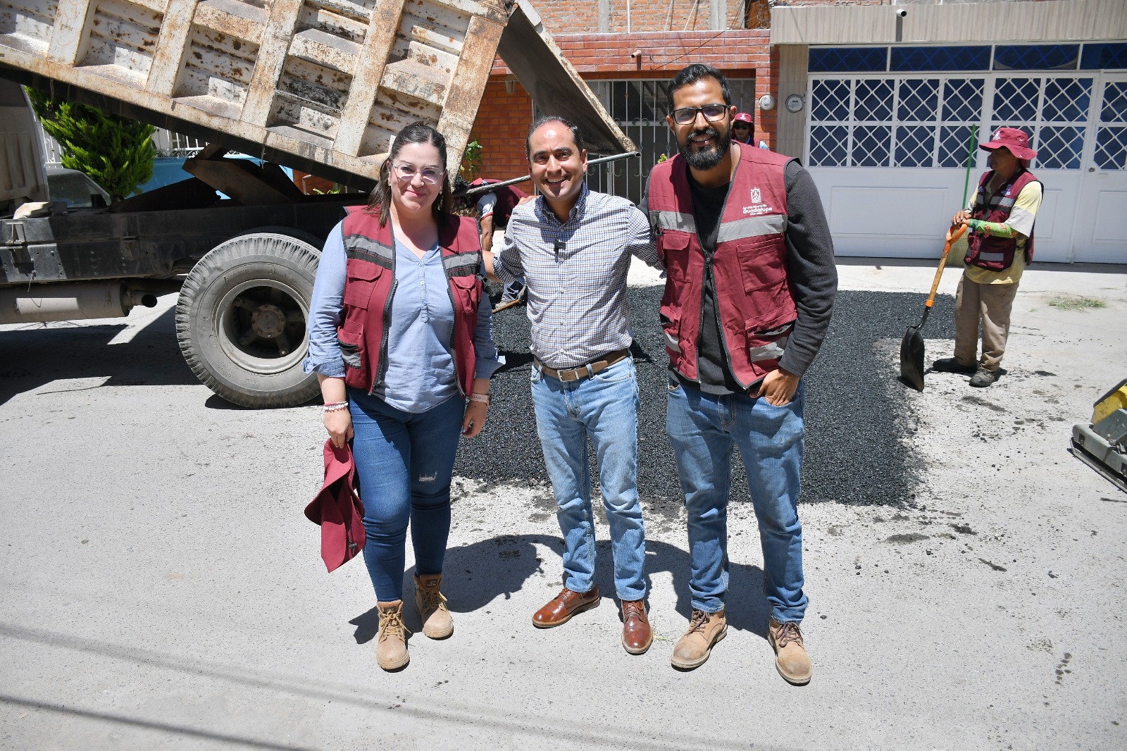 Supervisa José Saldívar trabajos de bacheo en Jardines del Sol