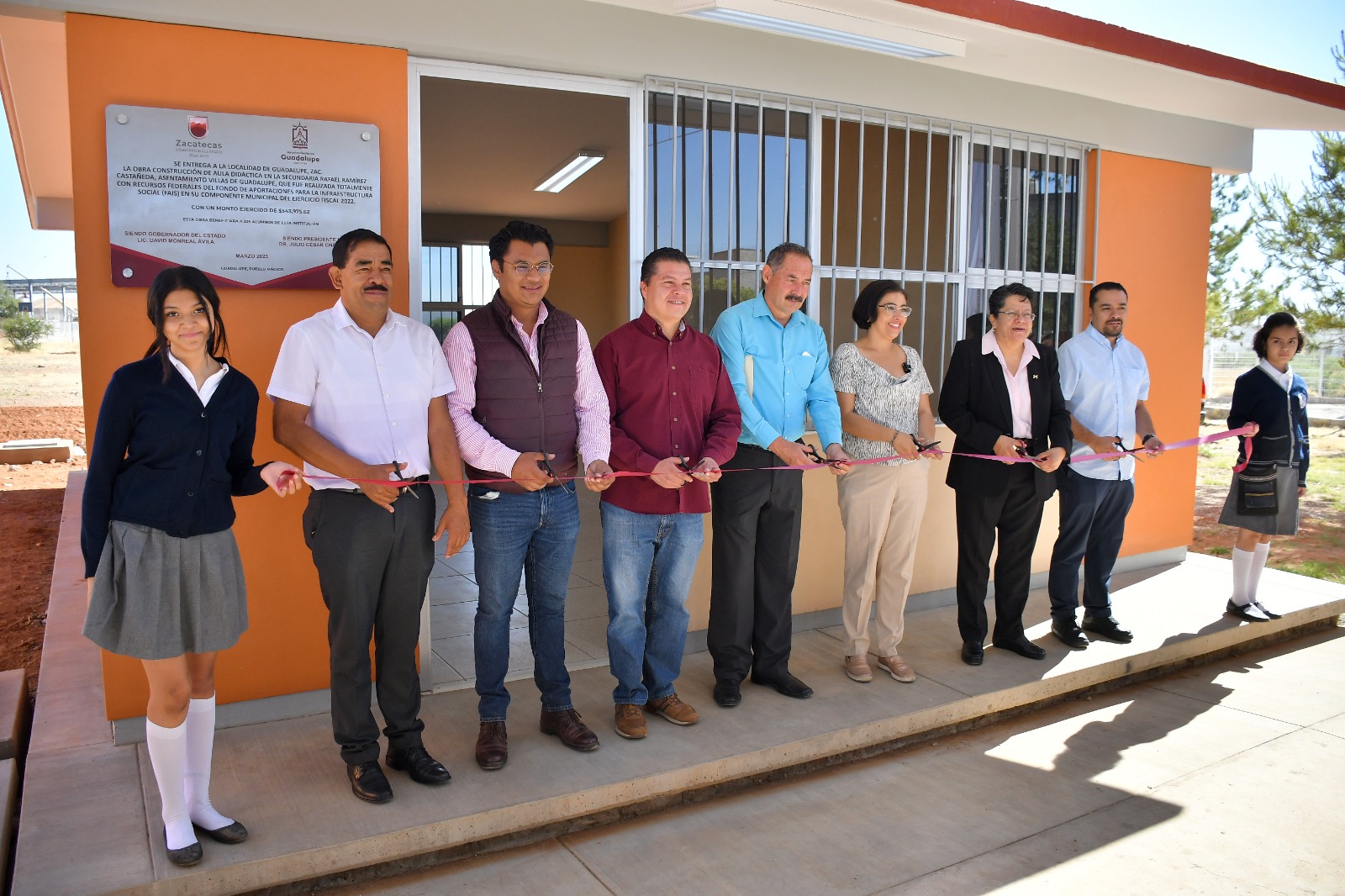 Con entrega de aula didáctica Cumple José Saldívar con el compromiso de dignificar los espacios educativos