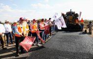 Gobernador David Monreal inicia reconstrucción de carretera Tacoaleche-Casa Blanca y beneficia a 200 familias guadalupenses con apoyos de vivienda