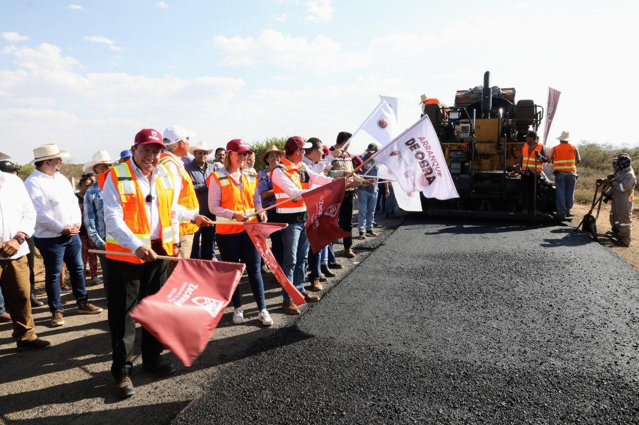 Gobernador David Monreal inicia reconstrucción de carretera Tacoaleche-Casa Blanca y beneficia a 200 familias guadalupenses con apoyos de vivienda
