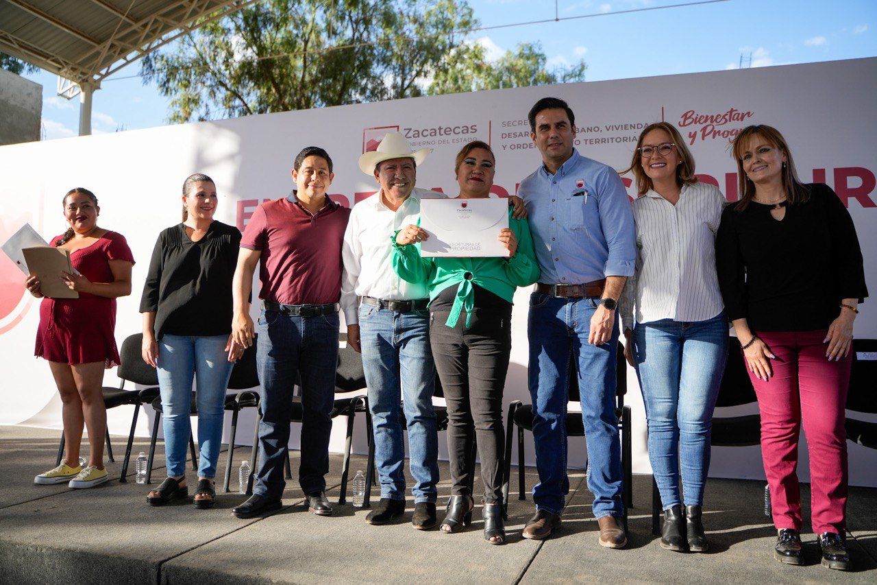 ENTREGAN MONREAL ÁVILA Y MIRANDA CASTRO  MÁS DE 100 ESCRITURAS