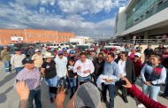 FUNCIONARIOS RECOGEN BASURA DE COLONIAS