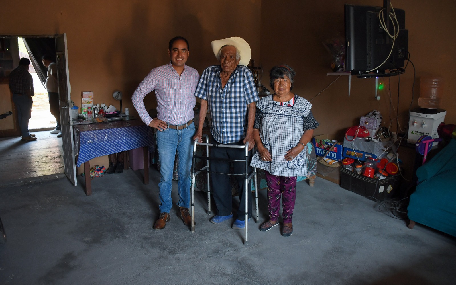 Con entrega de pisos firmes a familias vulnerables Contribuye Municipio de Guadalupe con estrategias de Bienestar Social