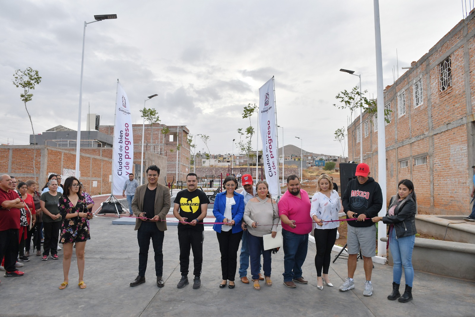 Con la construcción de Centro Deportivo Cumple José Saldívar con vecinos de la Colonia Culturas