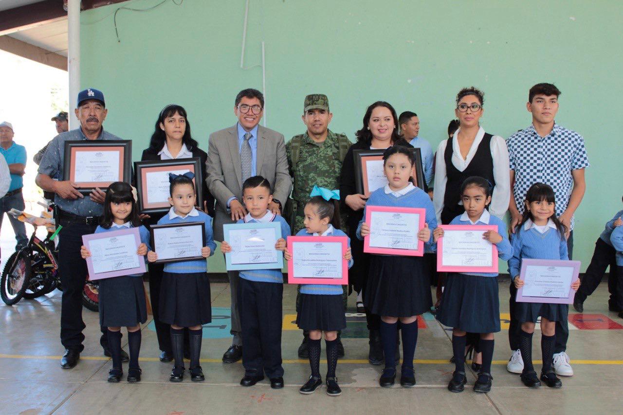REALIZAN ÚLTIMOS HONORES A LA BANDERA DEL CICLO ESCOLAR