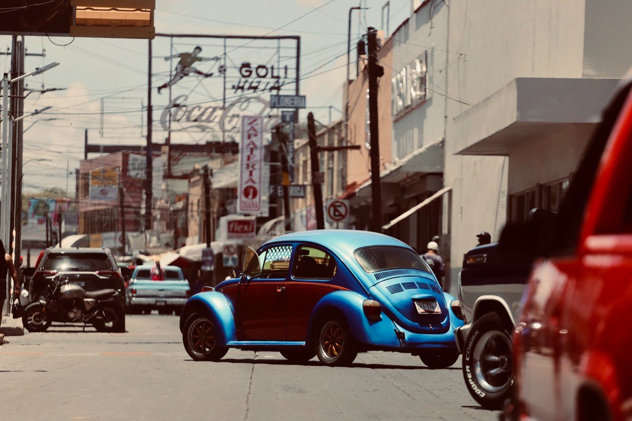 DISFRUTAN FRESNILLENSES TRADICIONAL DESFILE DE AUTOS ANTIGUOS