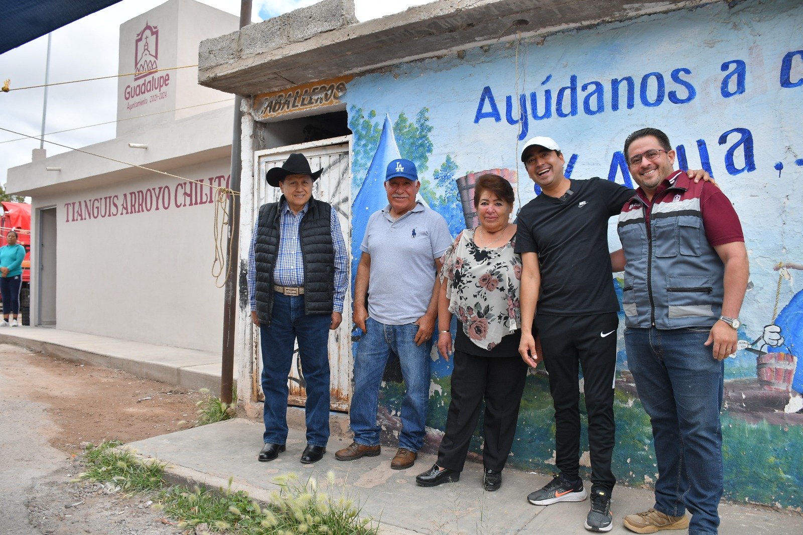Entrega José Saldívar obra en tianguis de Chilitos