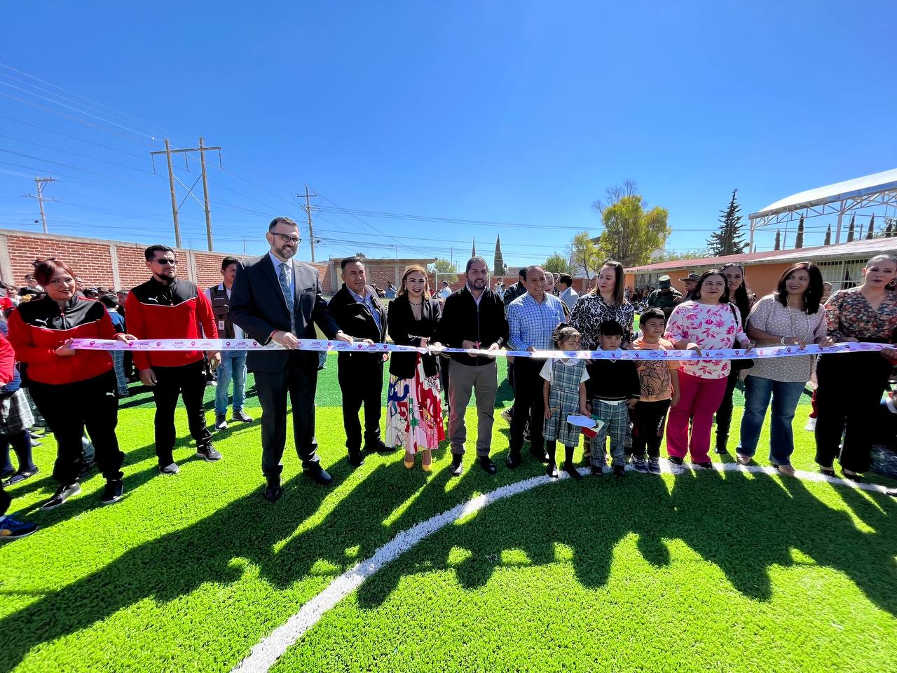 INAUGURAN CANCHADE PASTO SINTÉTICOEN ESCUELA PRIMARIA