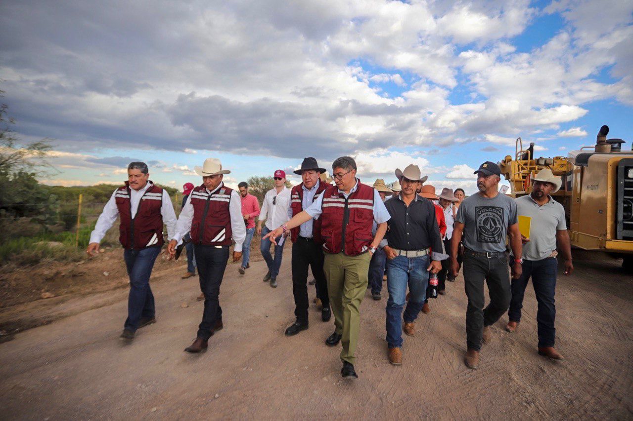 SUPERVISAN GOBERNADOR Y PRESIDENTE LA REHABILITACIÓN DE CARRETERA EN COMUNIDADES