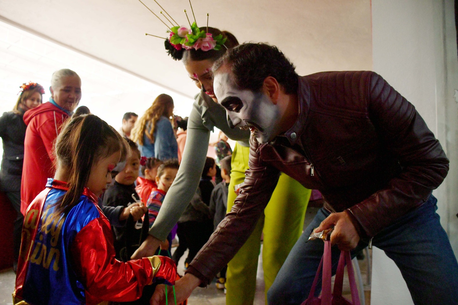 Con motivo del Día de Muertos Visitan alumnos de preescolar la Presidencia Municipal
