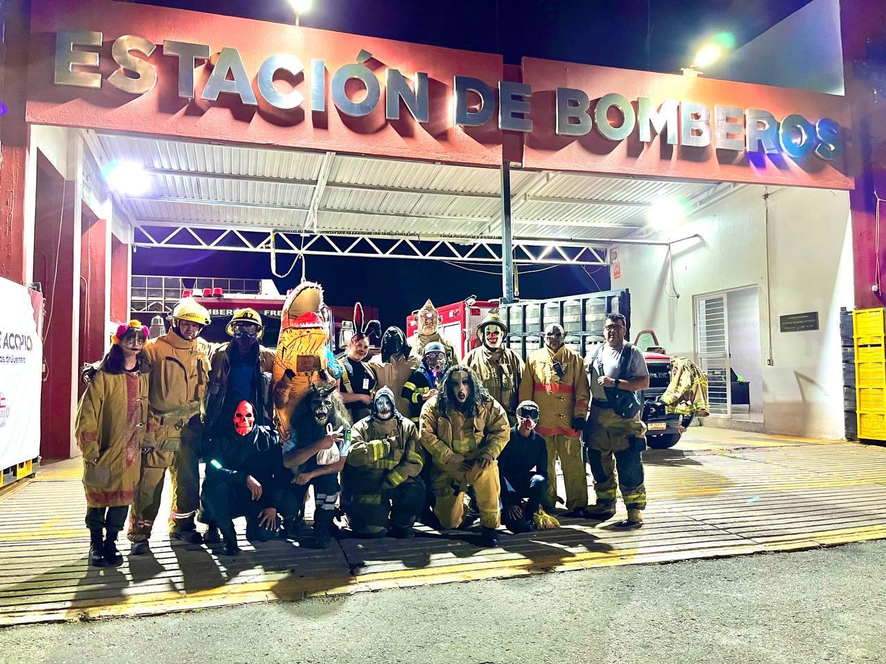 BOMBEROS REPARTEN DULCES A LOS NIÑOS