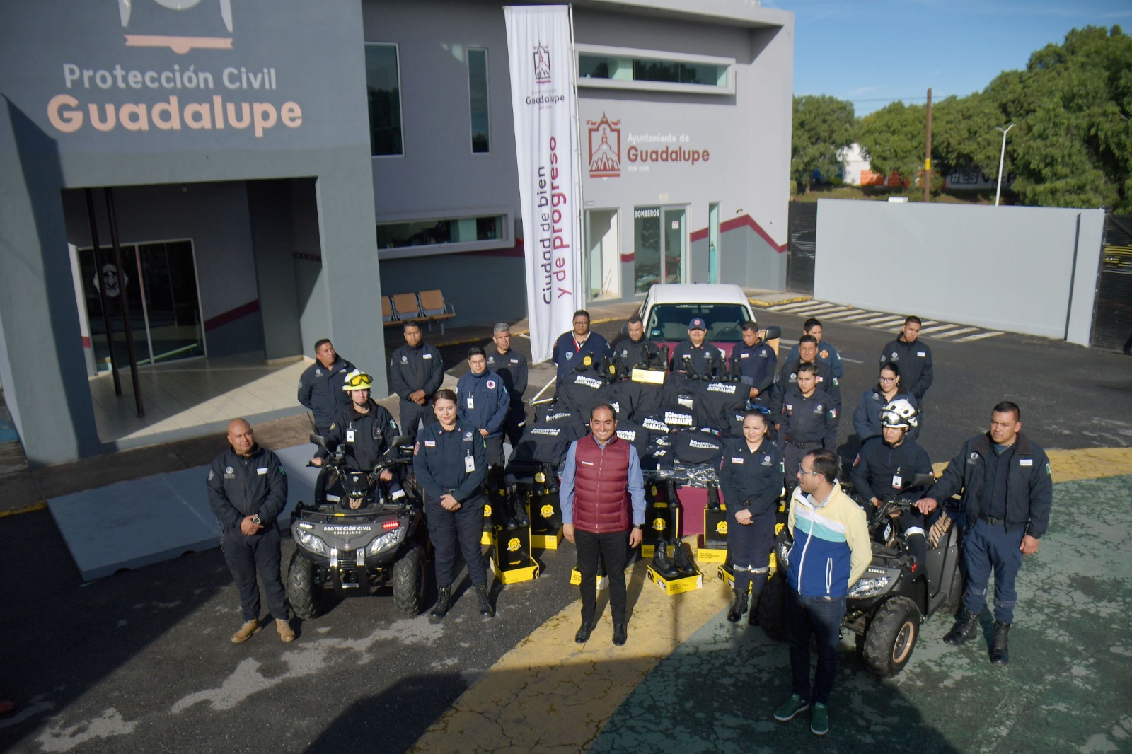Para dignificar su labor  Entrega Pepe Saldívar uniformes y cuatrimotos a Protección Civil