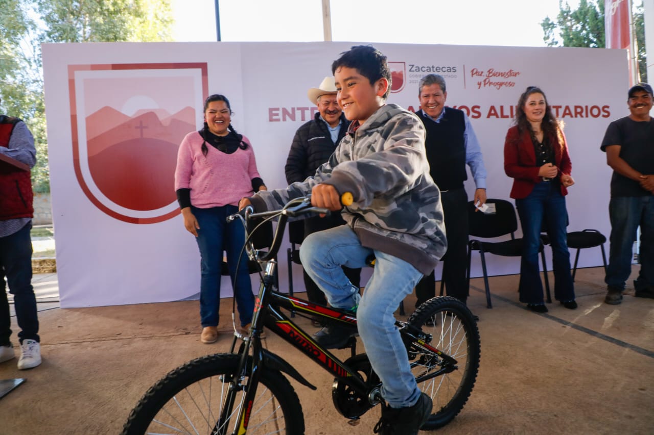 Entrega Gobernador David Monreal apoyos alimentarios a familias afectadas por la sequía en Jiménez del Teul, Chalchihuites y Sombrerete