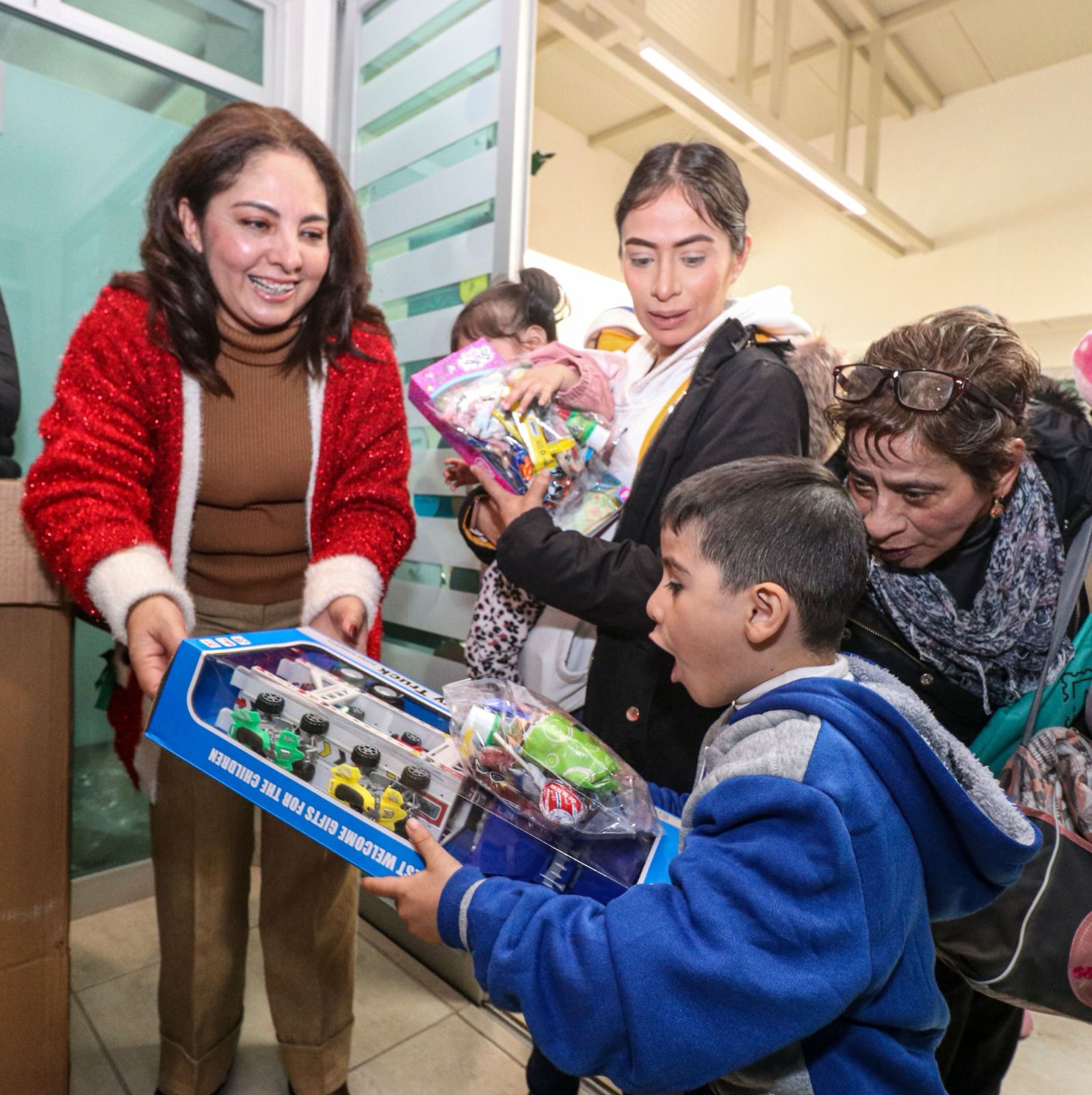 Disfrutan usuarios del Centro de Rehabilitación y Educación Especial de tradicional posada