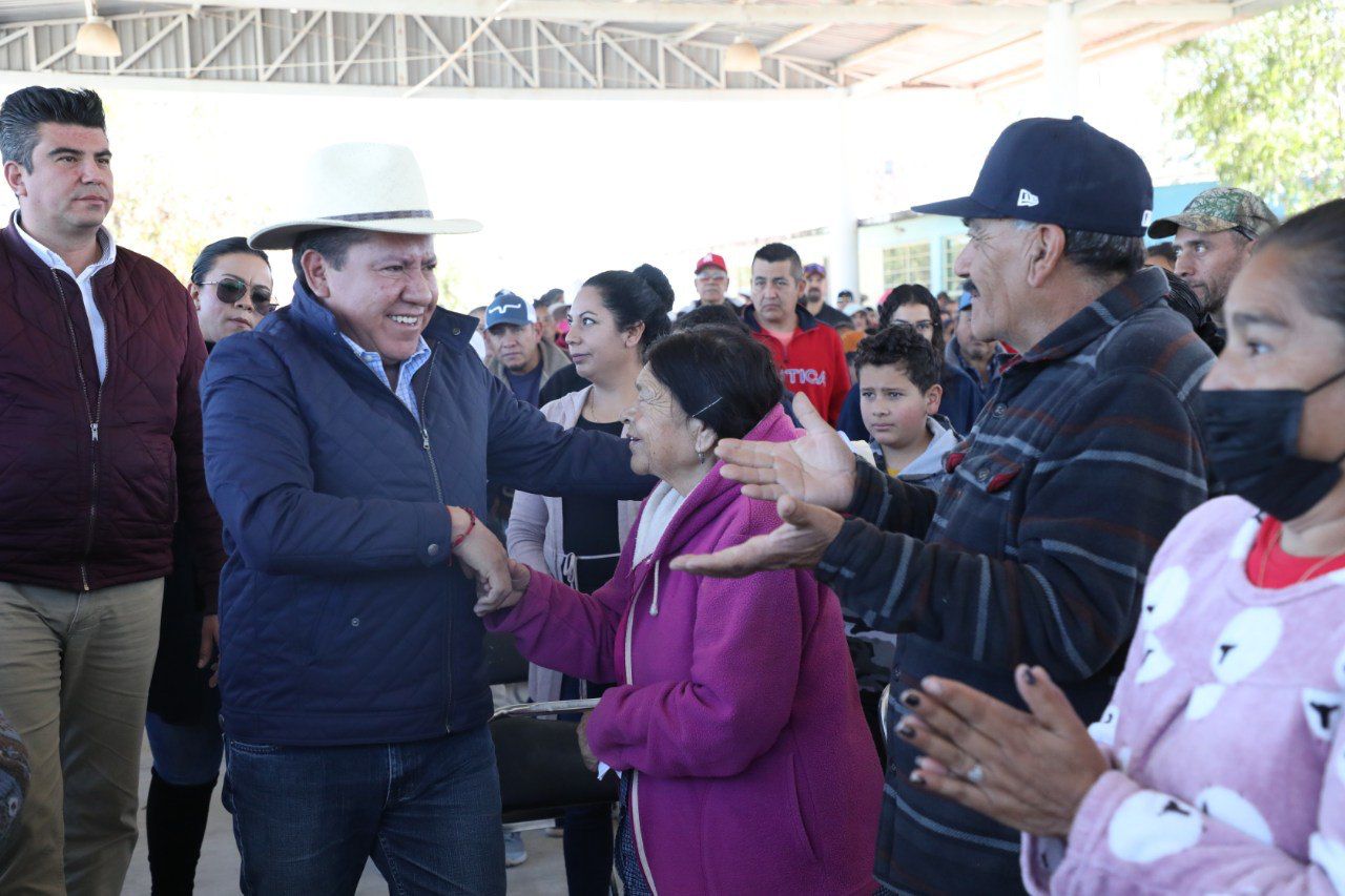 Inaugura Gobernador David Monreal calles en el municipio de Pinos y entrega apoyos alimentarios a campesinos