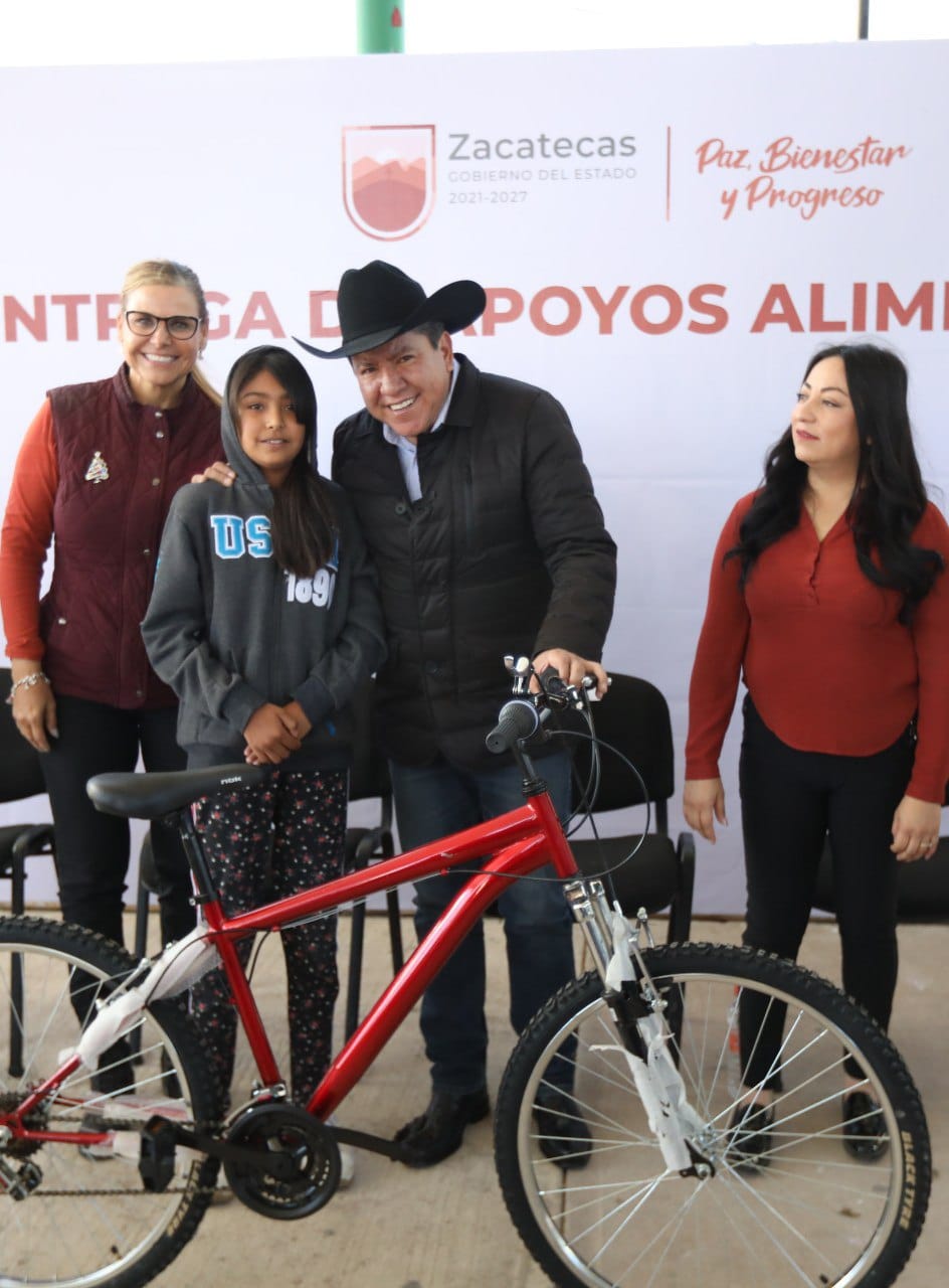 Lleva Gobernador David Monreal sonrisas y Apoyos Alimentarios del Bienestar a Tepetongo y Jerez