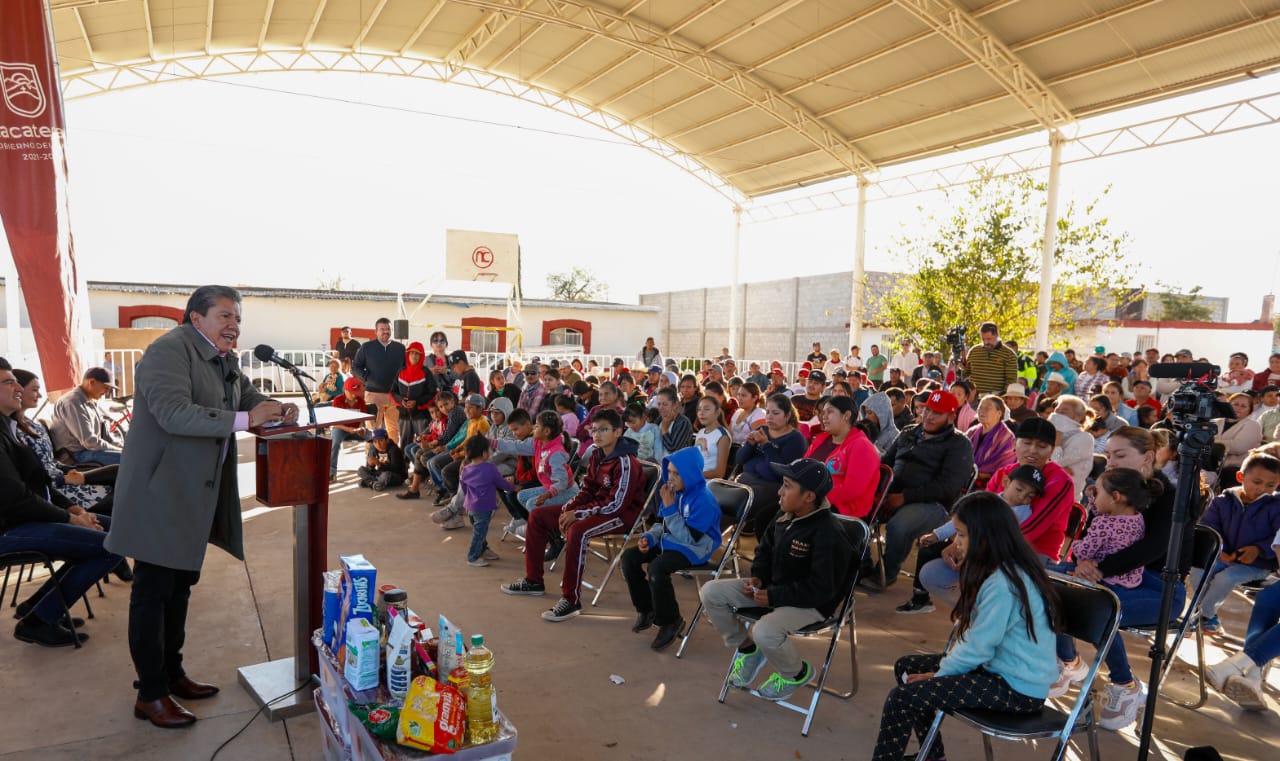 Conviven fresnillenses de La Salada con el Gobernador David Monreal; les entregó apoyos sociales y alimentarios