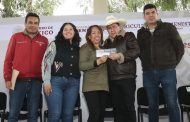 Entrega Gobernador David Monreal más de 1 mil tarjetas para apoyos del programa Producción para el Bienestar en tres municipios