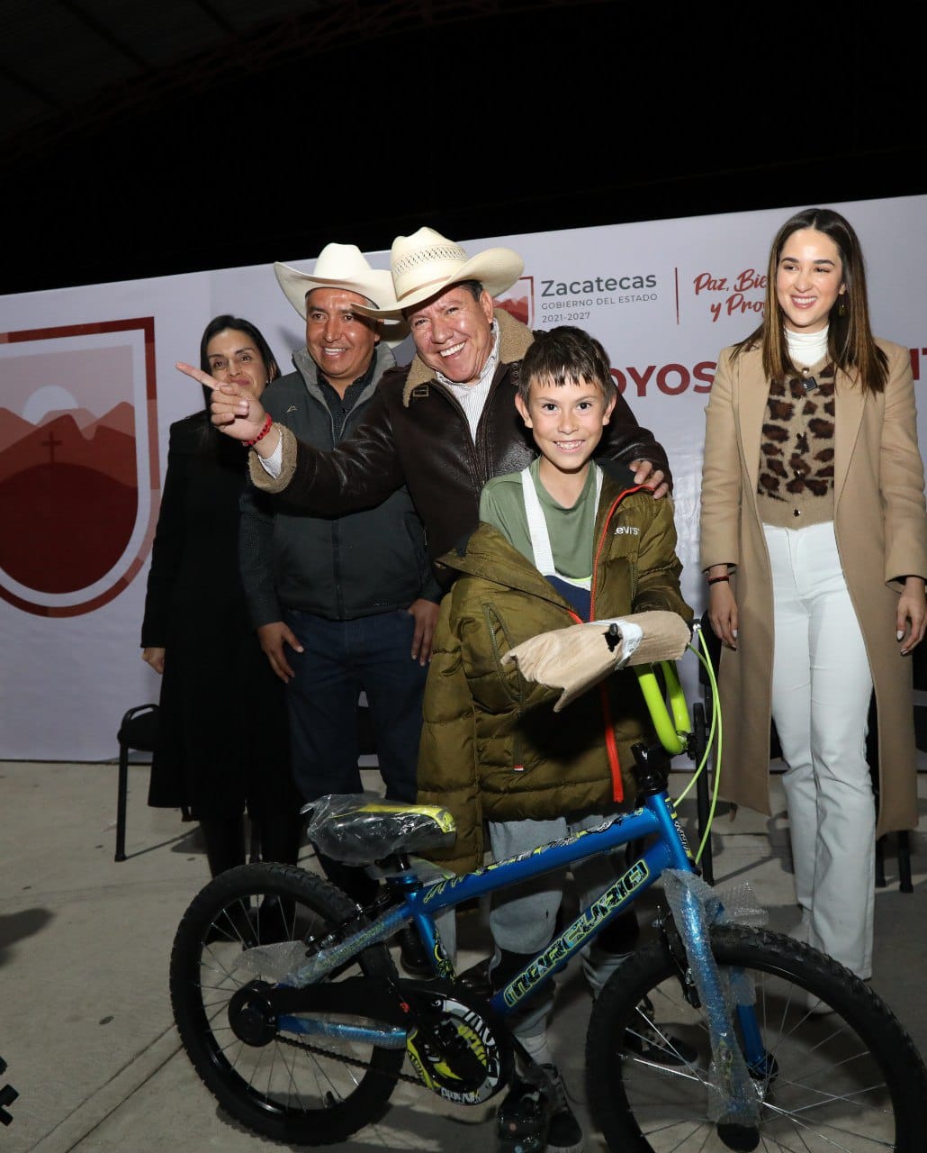En Villanueva, entrega Gobernador David Monreal apoyos alimentarios a familias afectadas por la sequía 