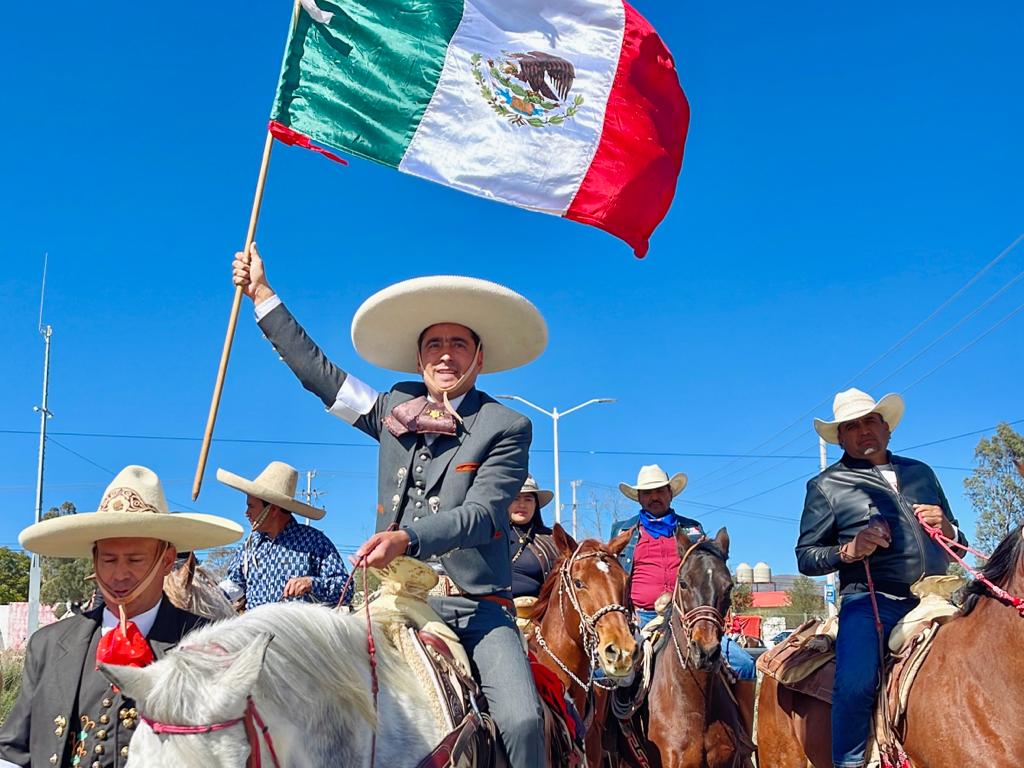 Participa Pepe Saldívar en tradicional cabalgata charra