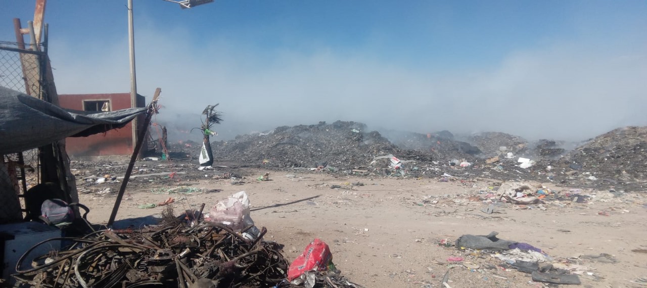 CONTROLAN INCENDIO EN BASURERO