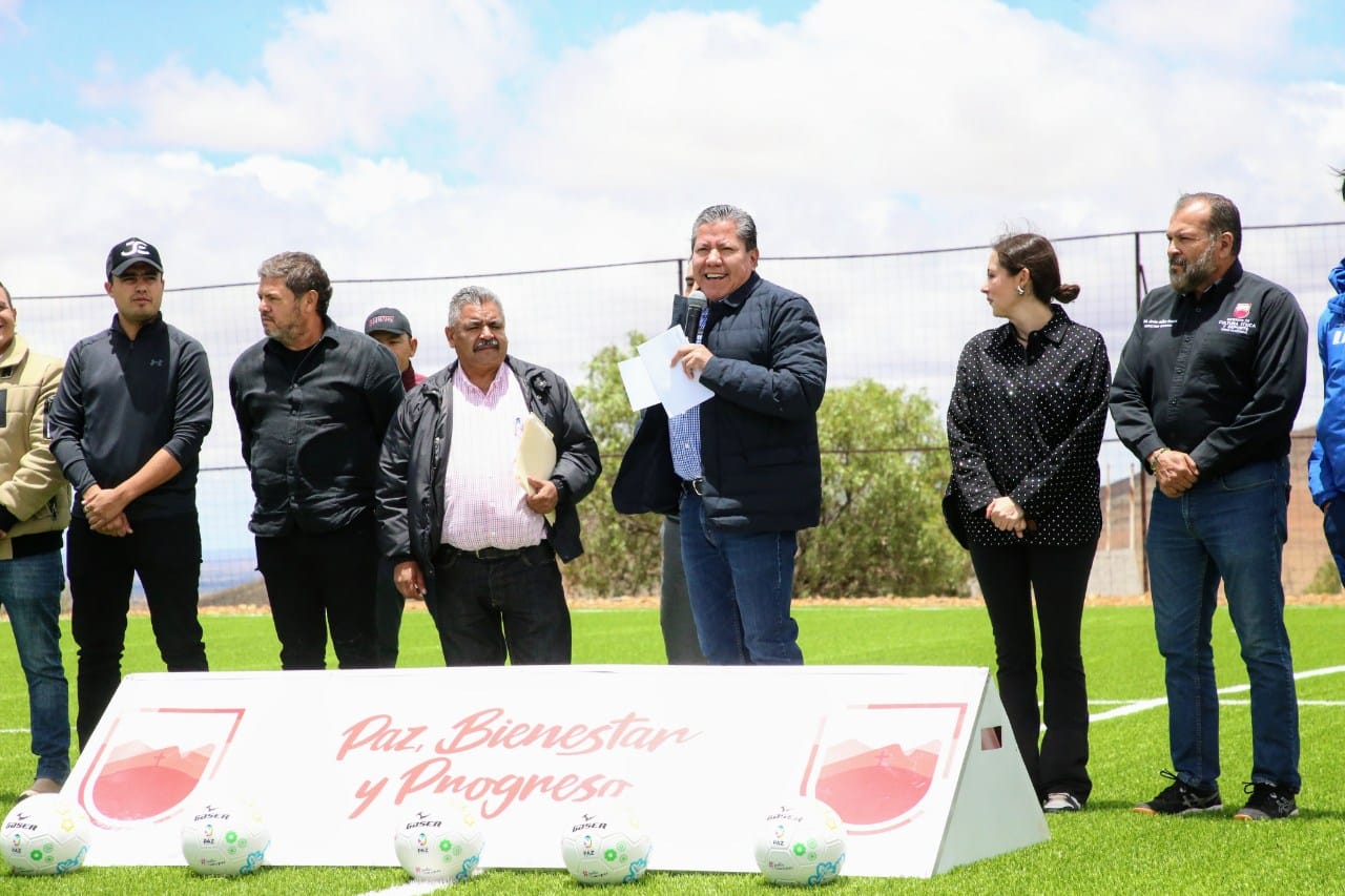 Inaugura Gobernador David Monreal junto con directivos de Pachuca, Cruz Azul, Chivas y Mineros cancha de pasto sintético en Pánuco