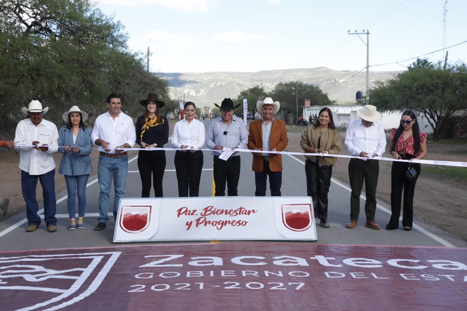 Gobernador David Monreal entrega nuevas calles a la pobladores de La Quemada, en Villanueva