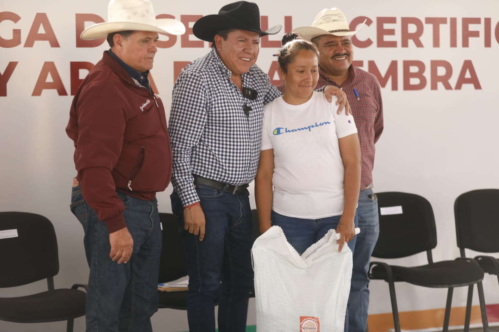 Reparte Gobernador David Monreal semilla para el ciclo agrícola 2024 y otorga apoyos contra la sequía