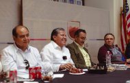 Atiende Gobernador David Monreal a paisanos de Zacatecas en Audiencia por la Transformación en Oxnard, California