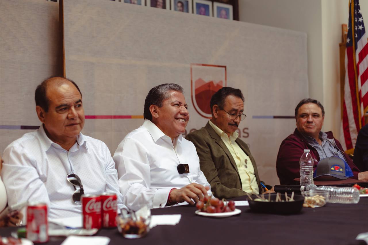 Atiende Gobernador David Monreal a paisanos de Zacatecas en Audiencia por la Transformación en Oxnard, California