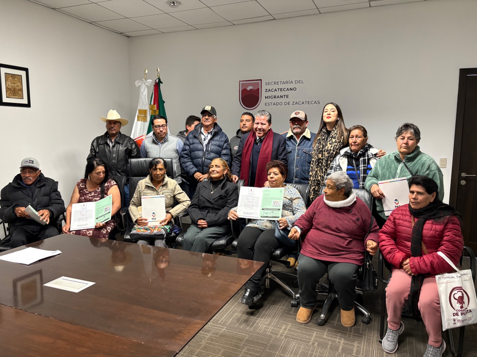 Cumple Gobernador David Monreal Ávila el sueño de adultos mayores zacatecanos de reencontrarse con sus hijos en Estados Unidos