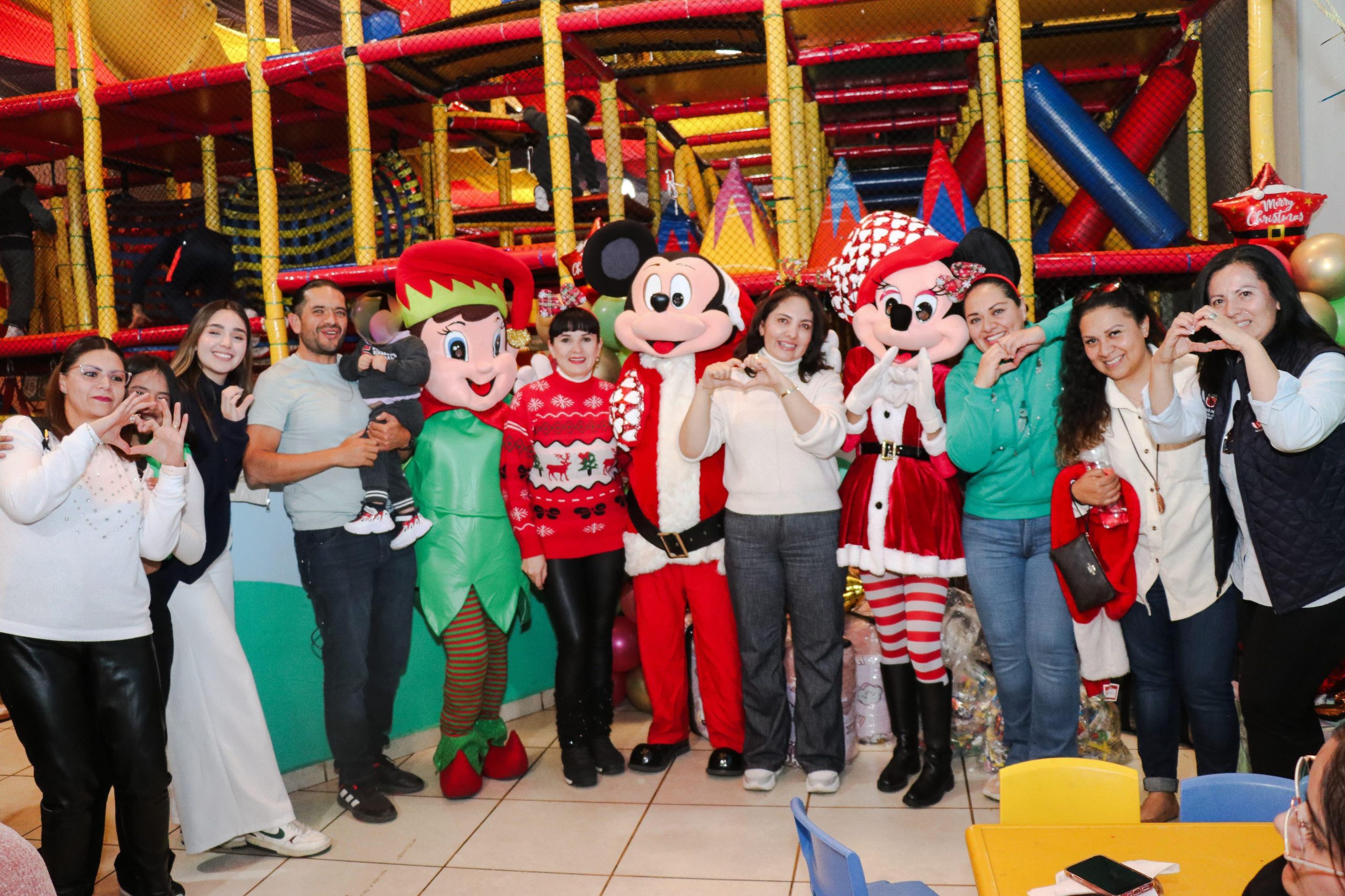 Disfrutan niñas y niños de Casa Cuna “Plácido Domingo” de convivencia navideña