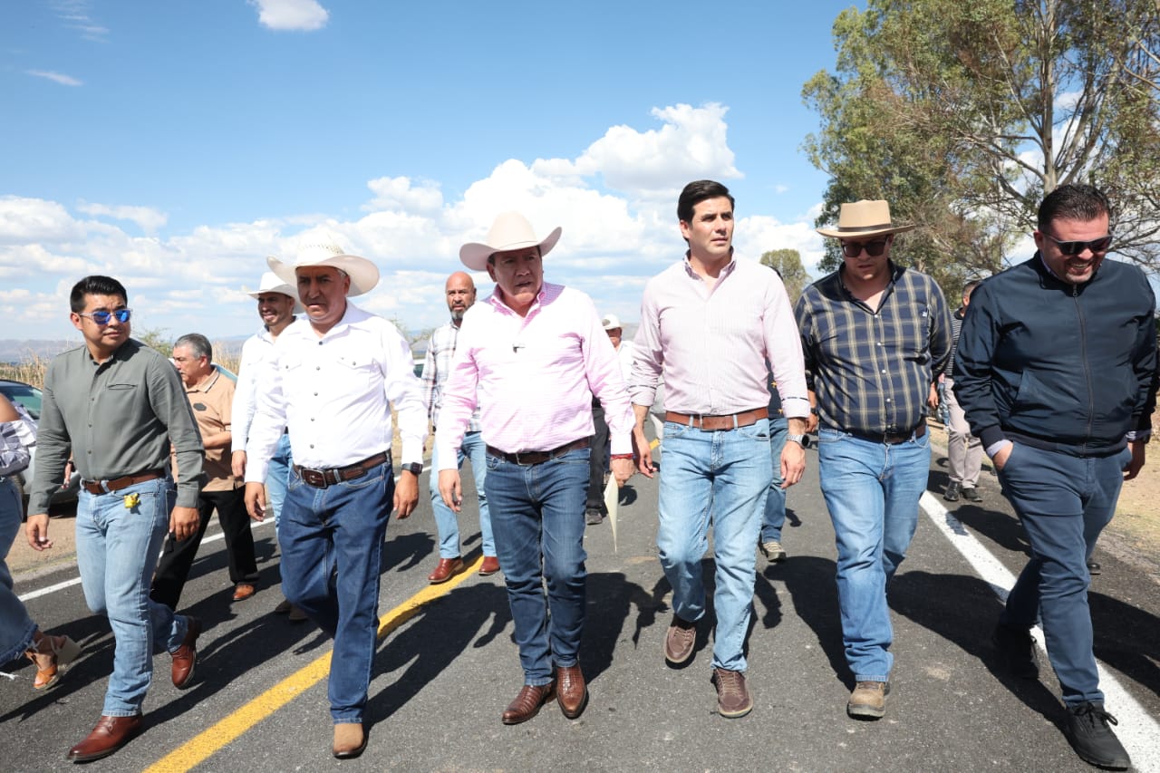 Cumple Gobernador David Monreal con el rescate carretero; rehabilita 7 kilómetros de superficie en El Jagüey, Villanueva