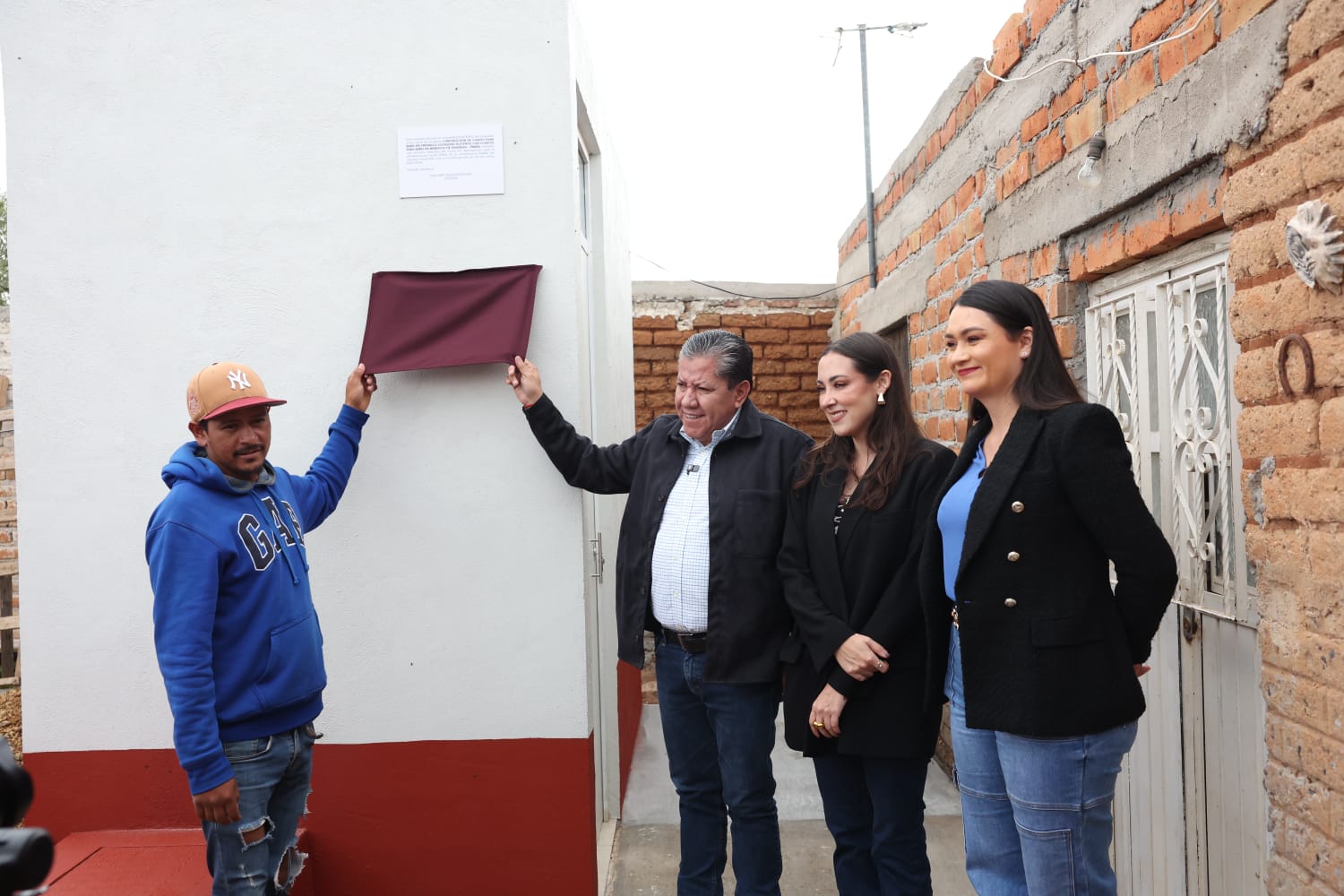 Gobernador David Monreal Ávila mejora viviendas de familias en Plateros, Fresnillo
