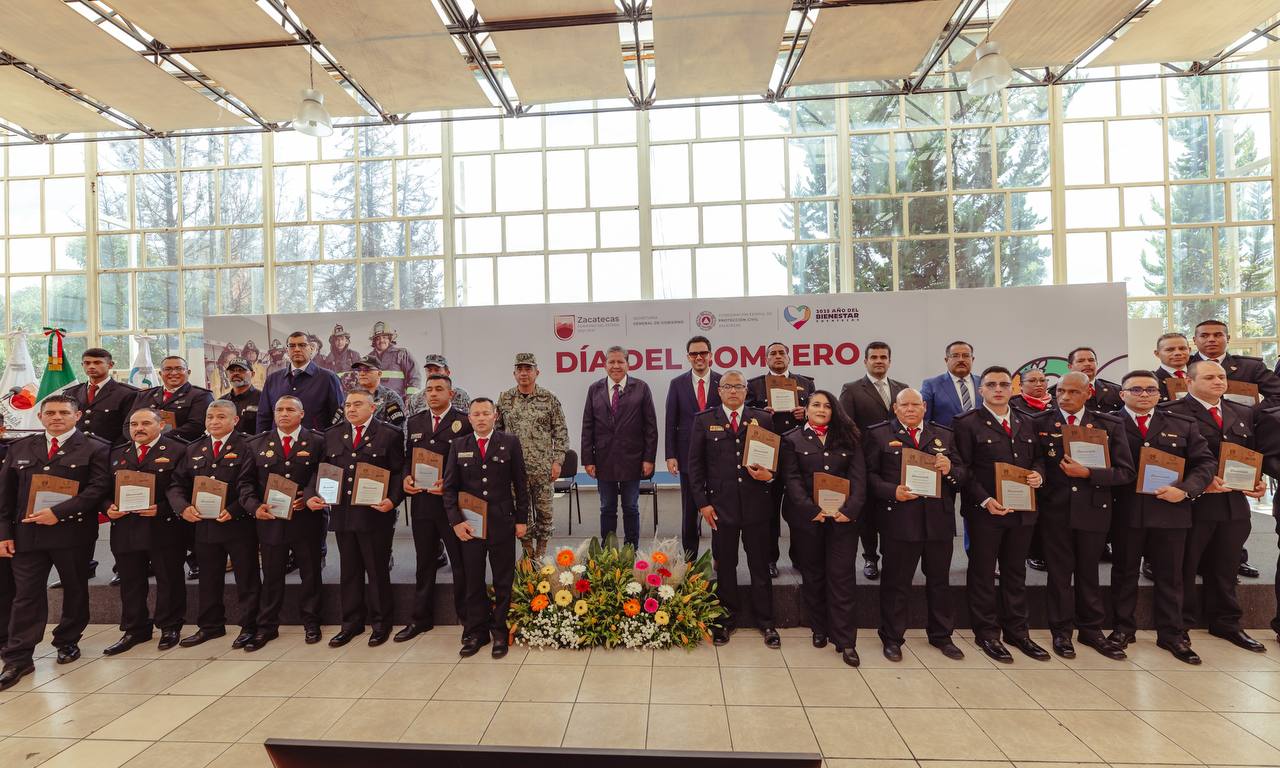 Con anuncio de incremento salarial, reconoce Gobernador David Monreal labor de los Bomberos en su día