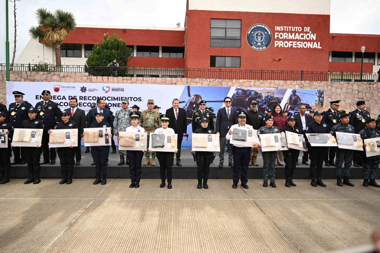 Otorga Gobernador David Monreal condecoraciones a elementos de seguridad pública