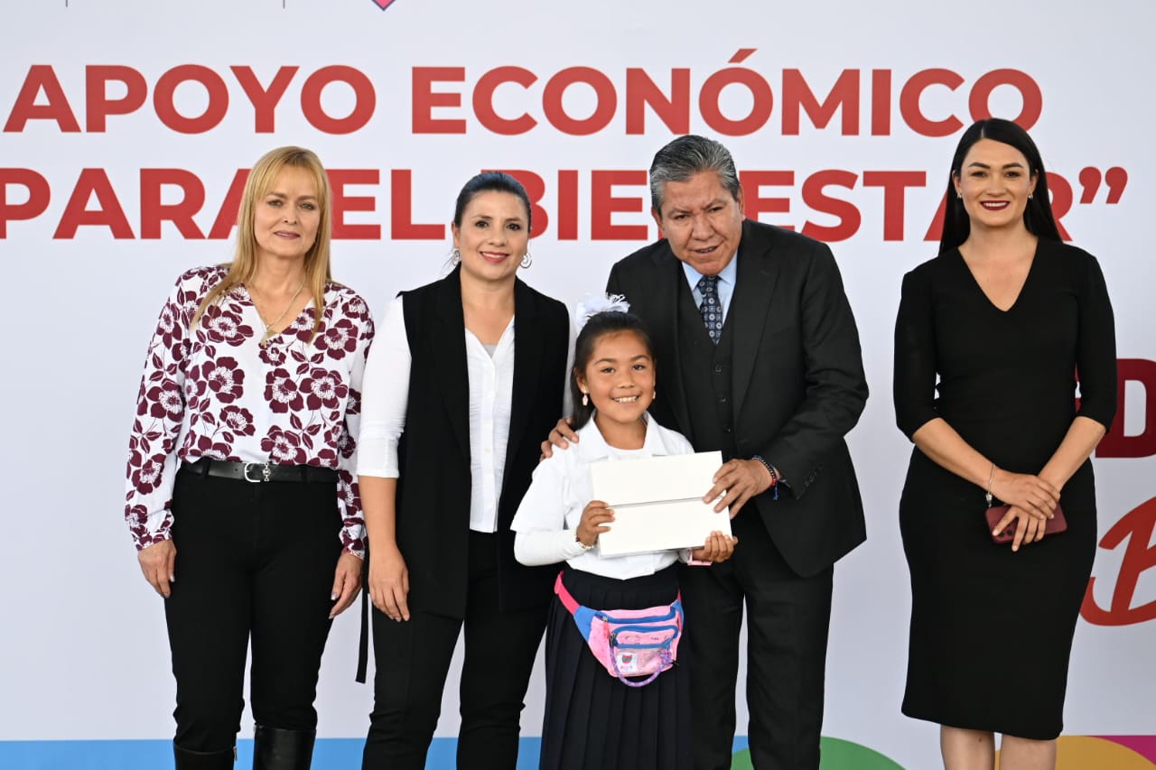 Entrega Gobernador David Monreal casi 6 mdp para uniformes de estudiantes  capitalinos