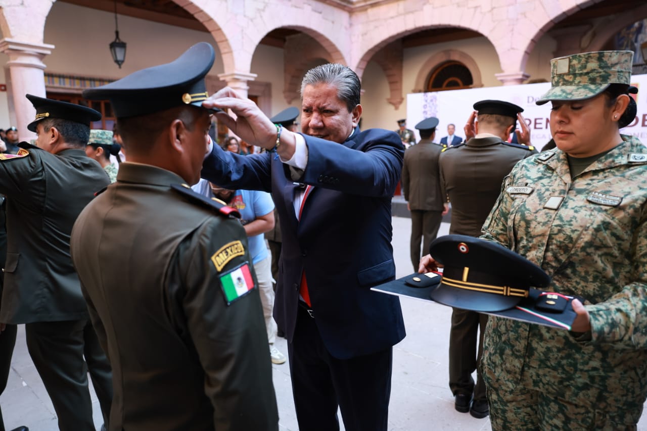 Encabeza Gobernador David Monreal ceremonia de ascensos y condecoraciones a personal del Ejército y Guardia Nacional