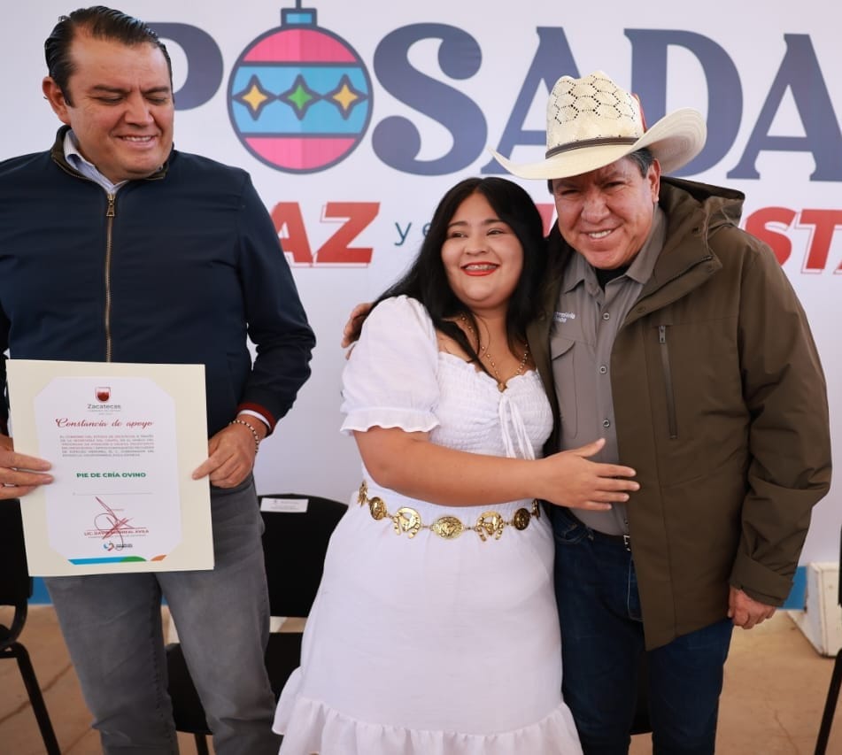 Apoya Gobernador David Monreal con paquetes agropecuarios a pequeñas productoras