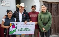 Beneficia Gobernador David Monreal Ávila con dormitorios y baños a familias de El Visitador