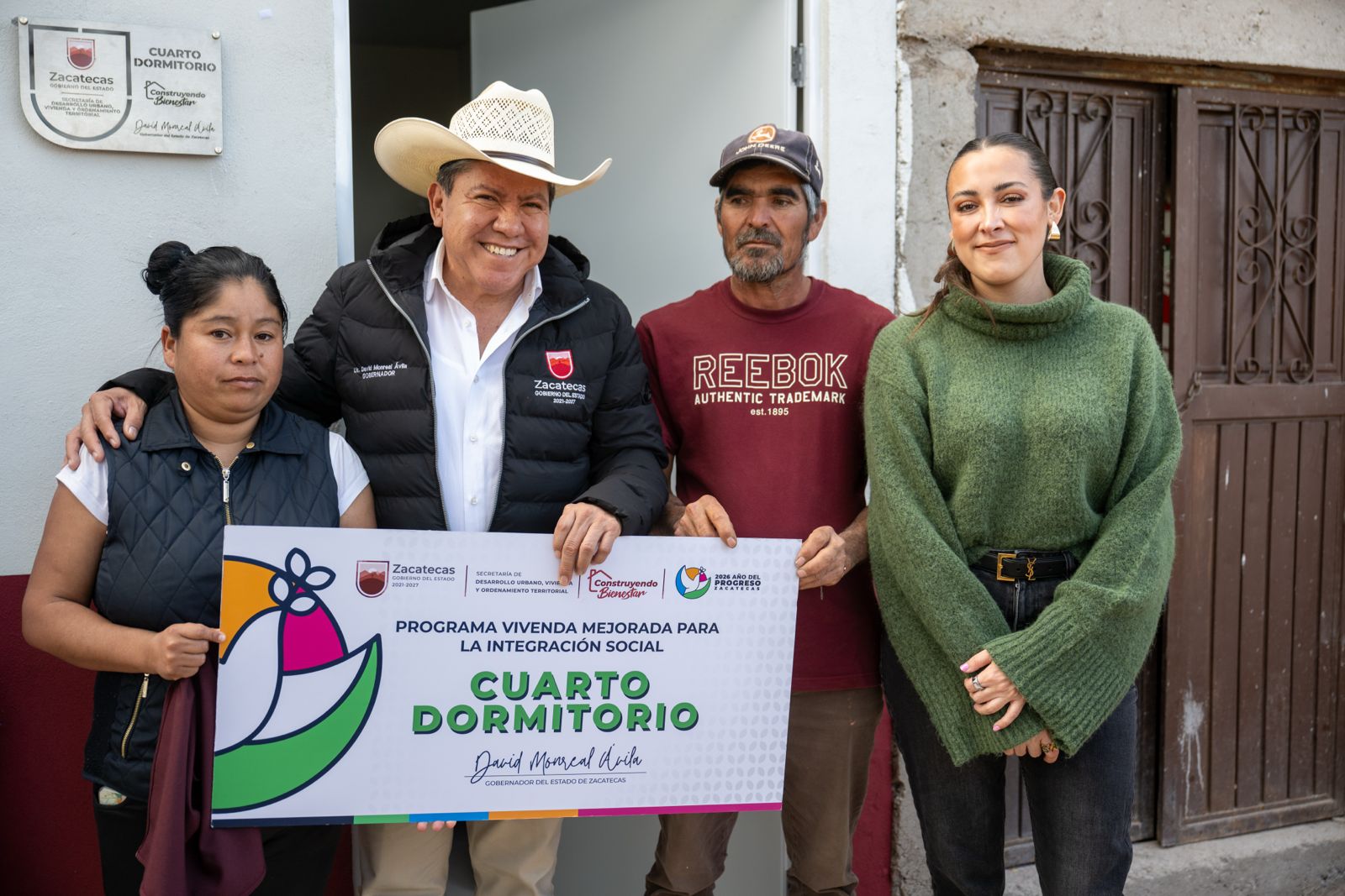 Beneficia Gobernador David Monreal Ávila con dormitorios y baños a familias de El Visitador